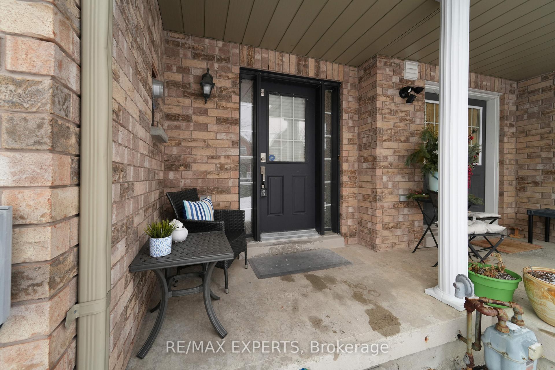 Photo 3 of 24 Crestbank Court, Vaughan, Maple — HOMEH
