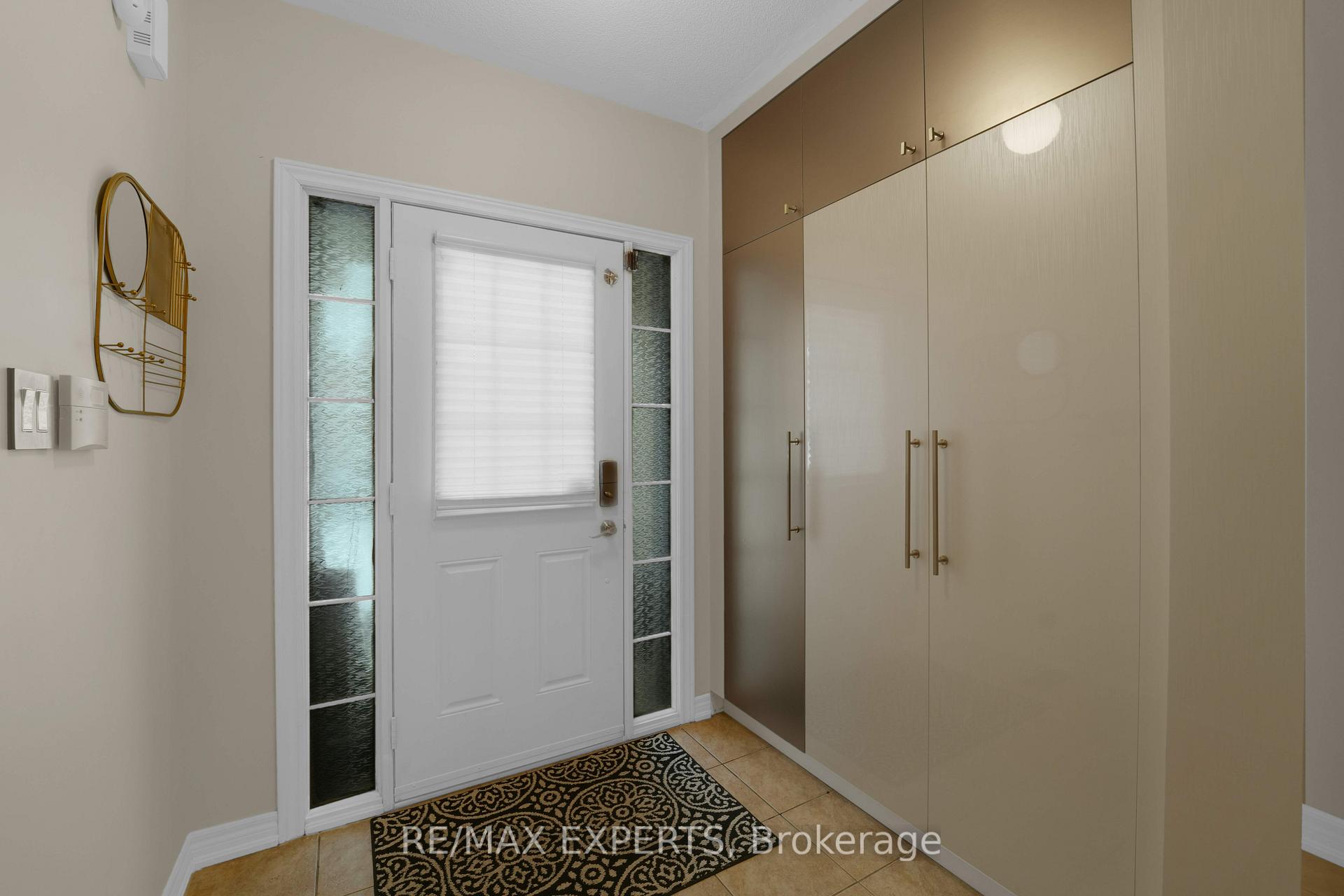 Photo 4 of 24 Crestbank Court, Vaughan, Maple — HOMEH