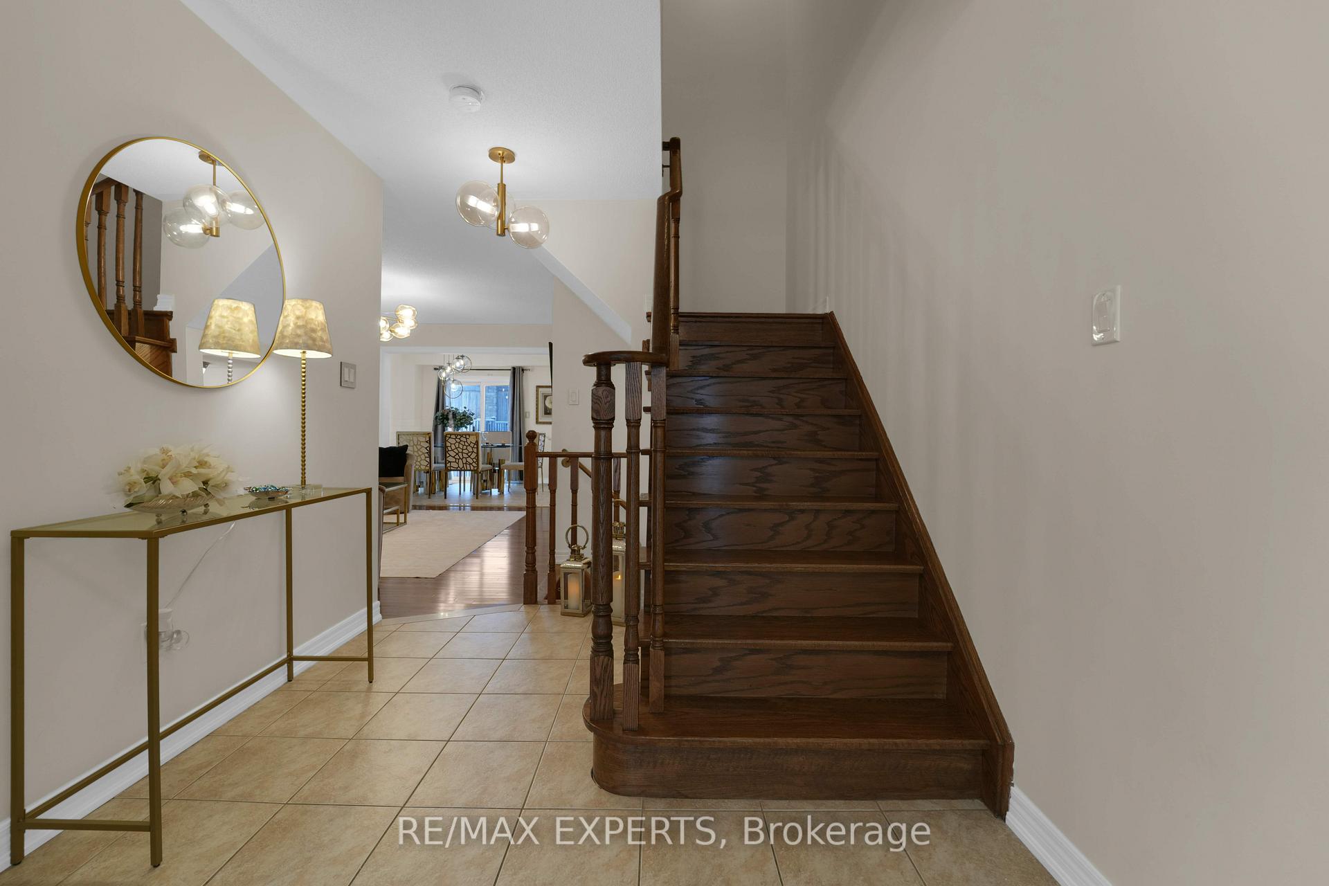 Photo 5 of 24 Crestbank Court, Vaughan, Maple — HOMEH