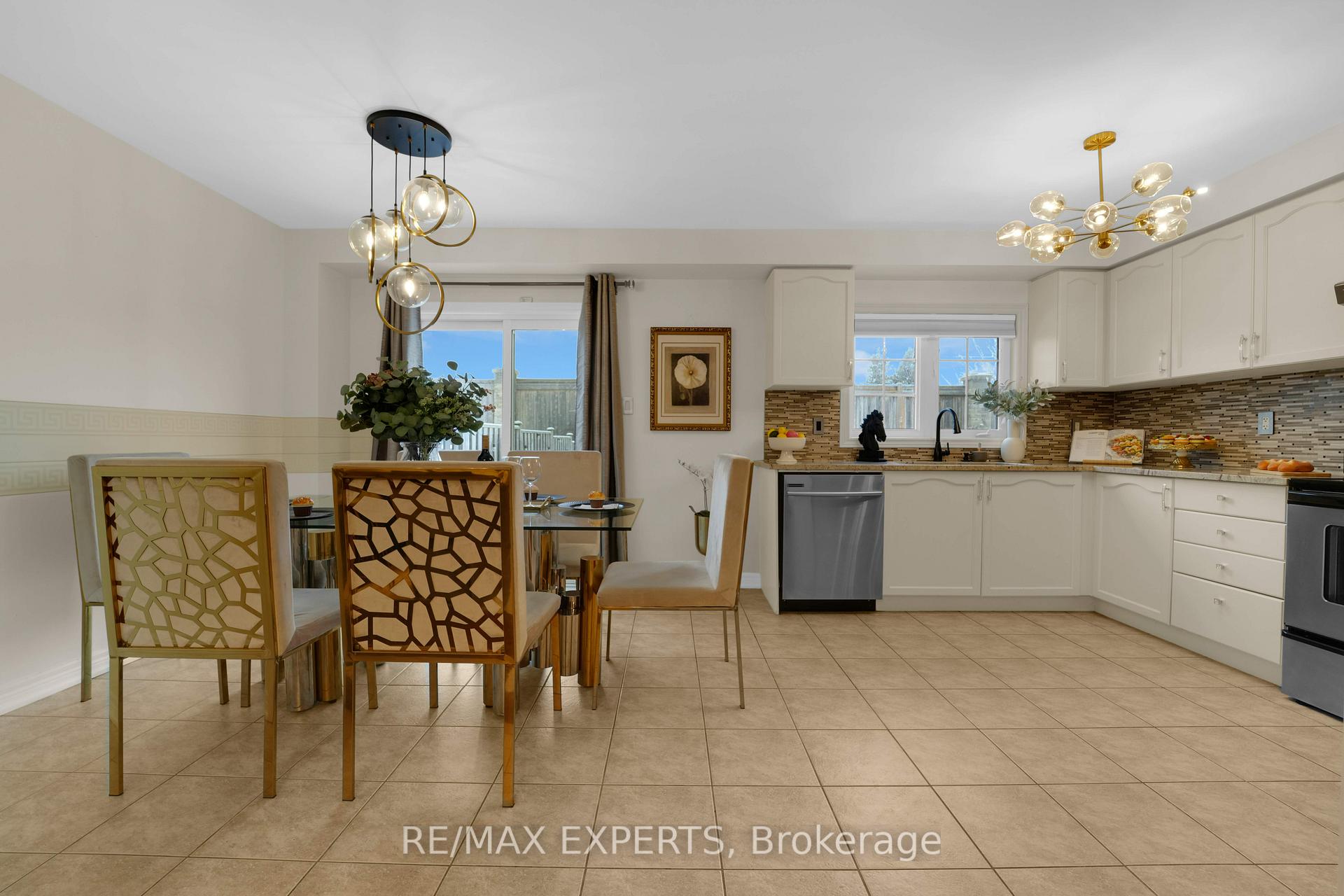 Photo 9 of 24 Crestbank Court, Vaughan, Maple — HOMEH
