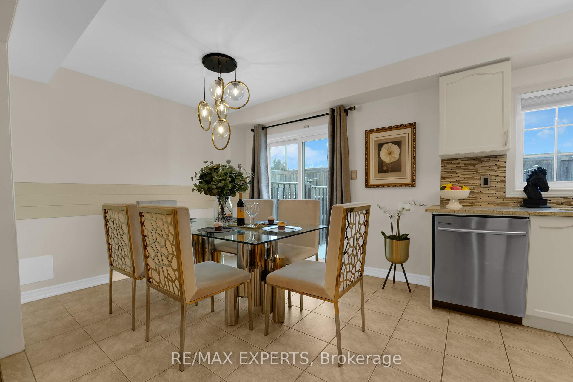 Photo 10 of 24 Crestbank Court, Vaughan, Maple — HOMEH