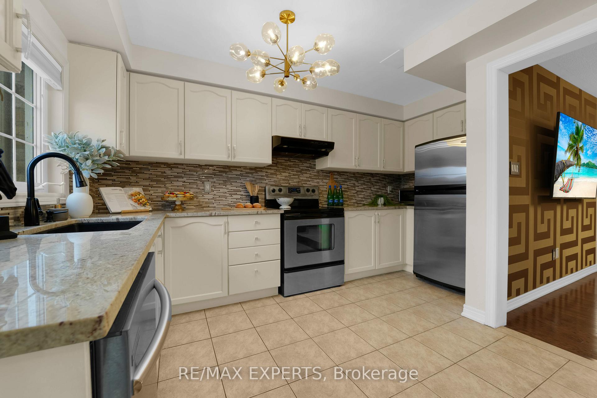 Photo 11 of 24 Crestbank Court, Vaughan, Maple — HOMEH