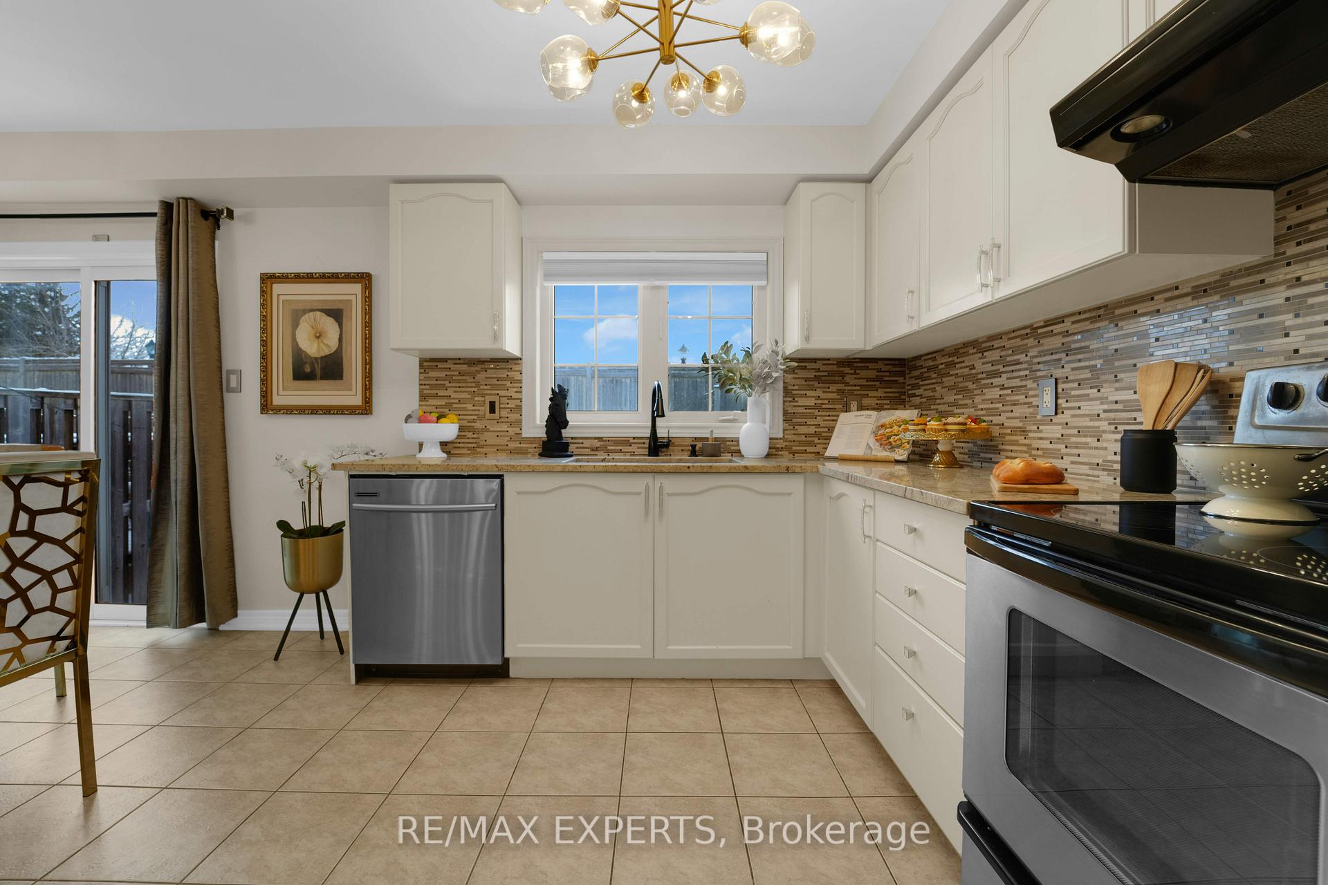 Photo 12 of 24 Crestbank Court, Vaughan, Maple — HOMEH