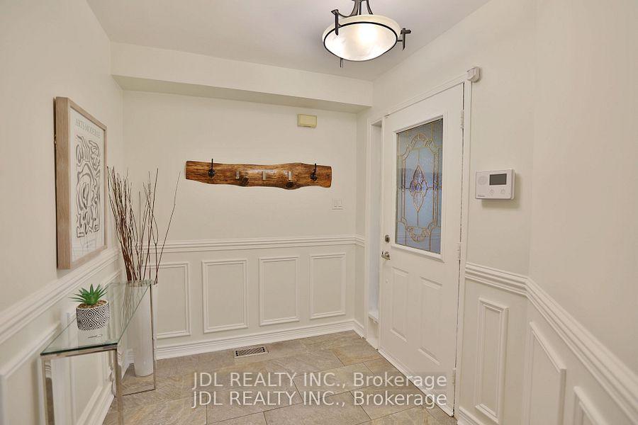 Photo 2 of 135 Stonebriar Drive, Vaughan, Maple — HOMEH