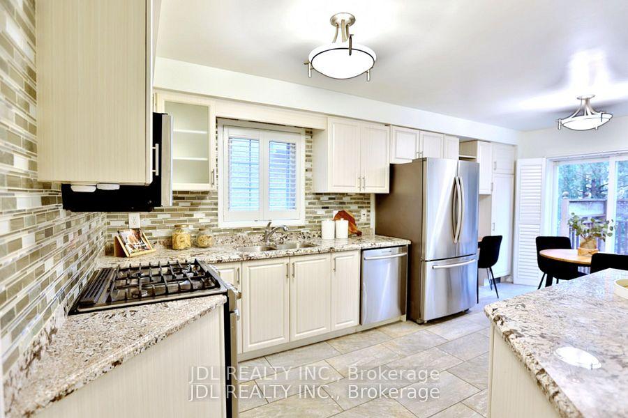 Photo 6 of 135 Stonebriar Drive, Vaughan, Maple — HOMEH