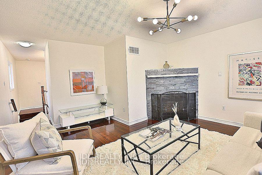 Photo 10 of 135 Stonebriar Drive, Vaughan, Maple — HOMEH