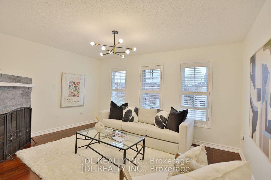 Photo 11 of 135 Stonebriar Drive, Vaughan, Maple — HOMEH