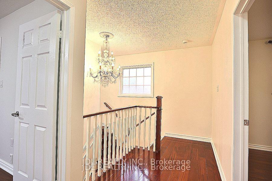 Photo 12 of 135 Stonebriar Drive, Vaughan, Maple — HOMEH