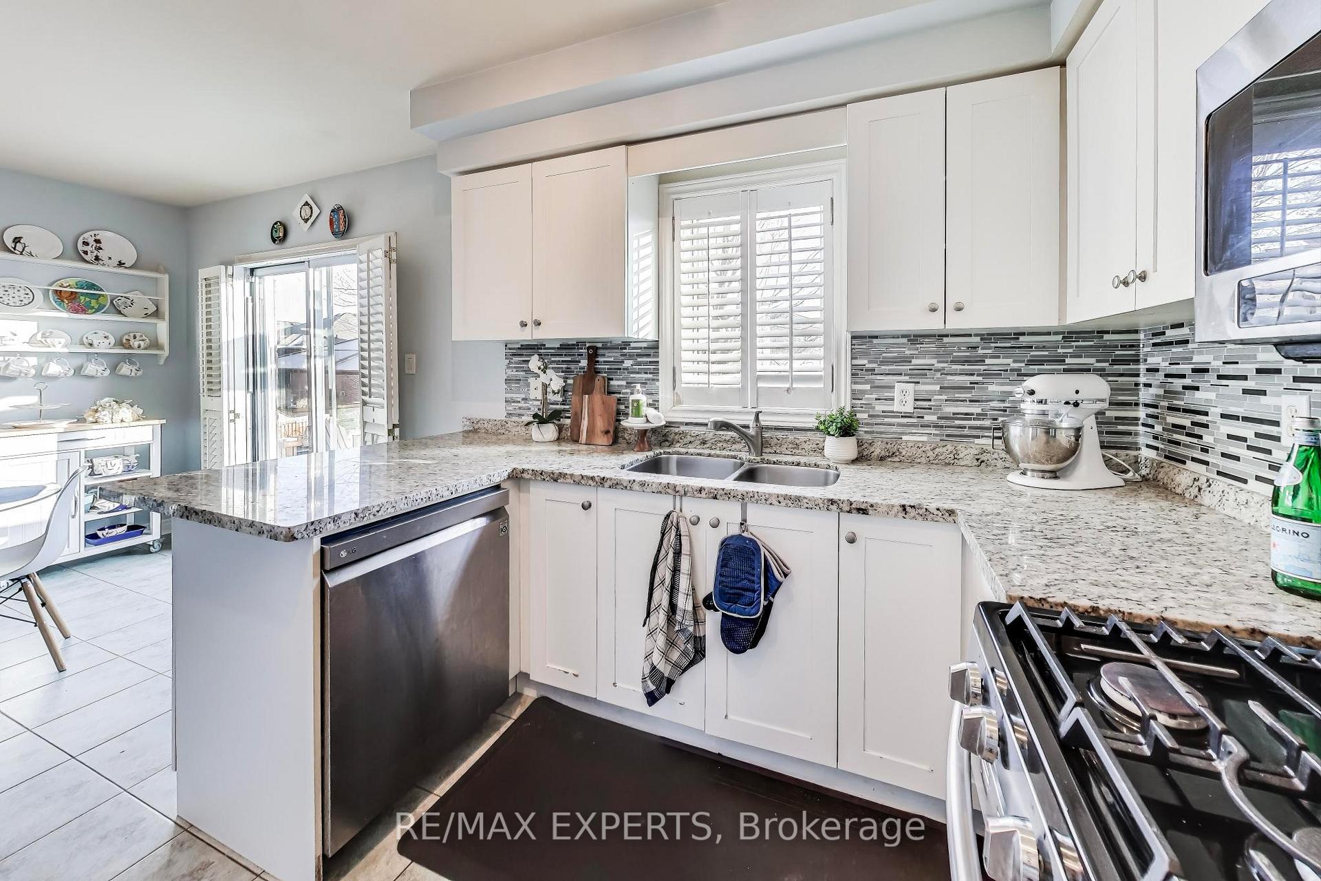 Photo 9 of 107 Princeton Gate, Vaughan, Maple — HOMEH