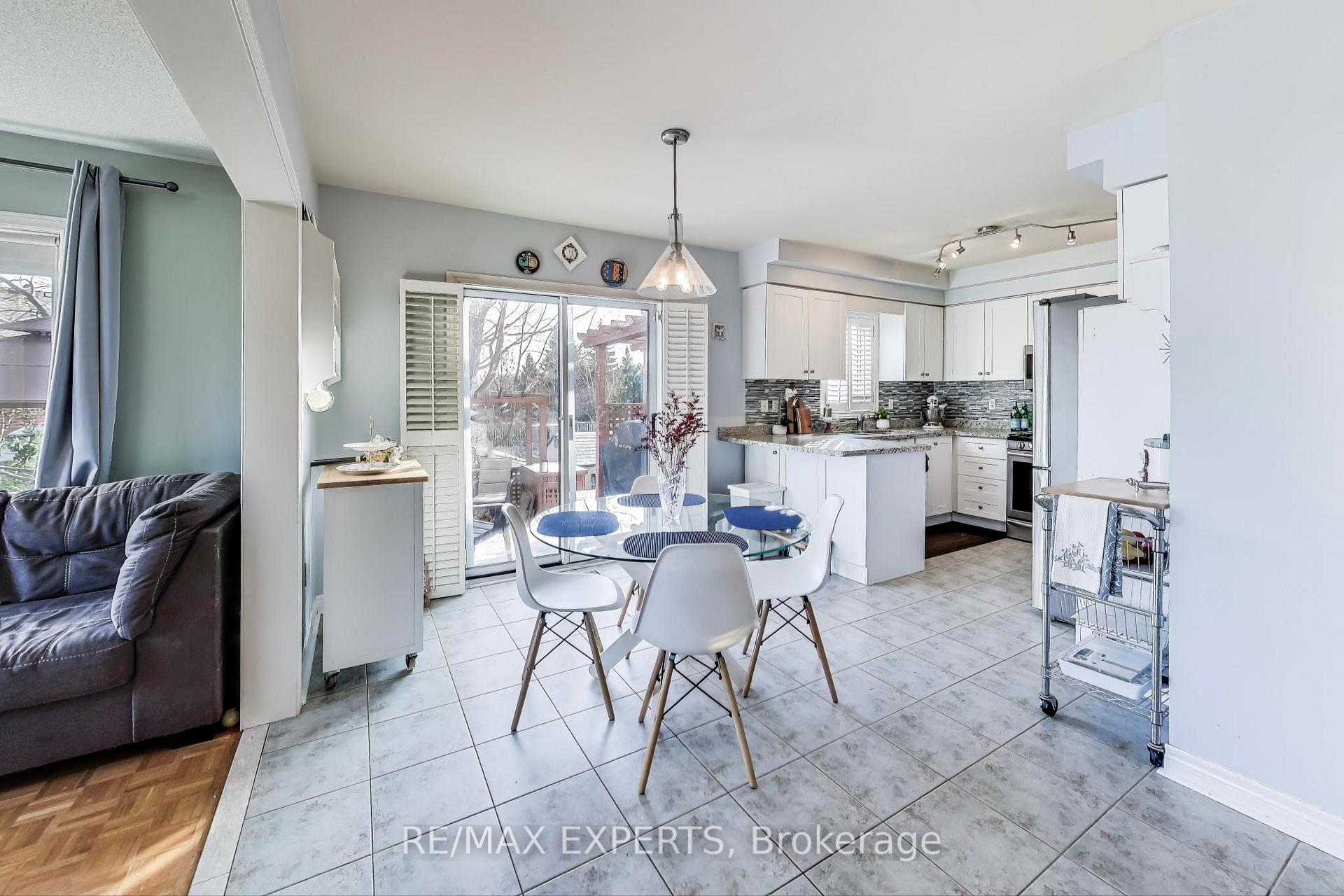 Photo 10 of 107 Princeton Gate, Vaughan, Maple — HOMEH