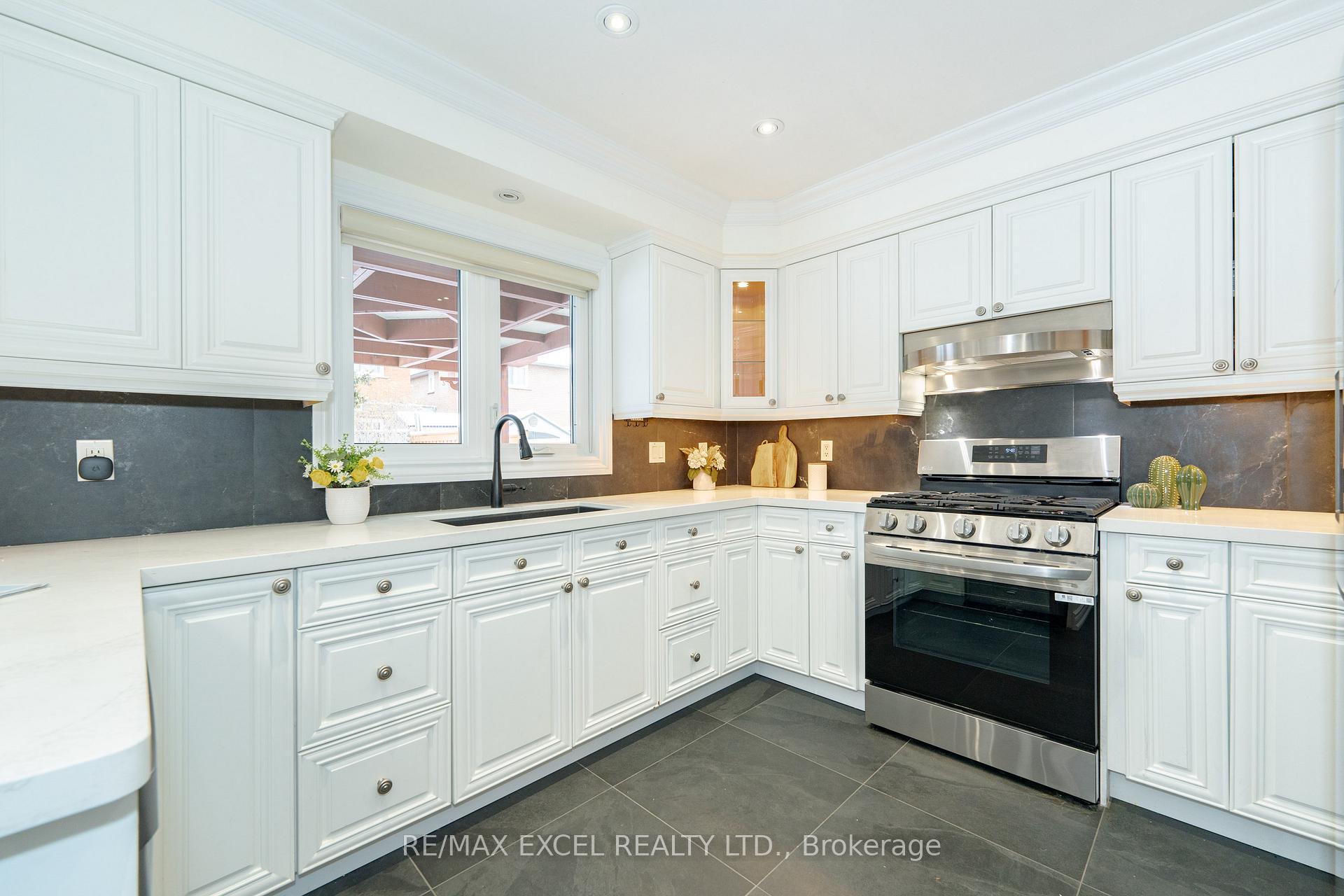 Photo 12 of 19 Spring Town Road, Vaughan, East Woodbridge — HOMEH