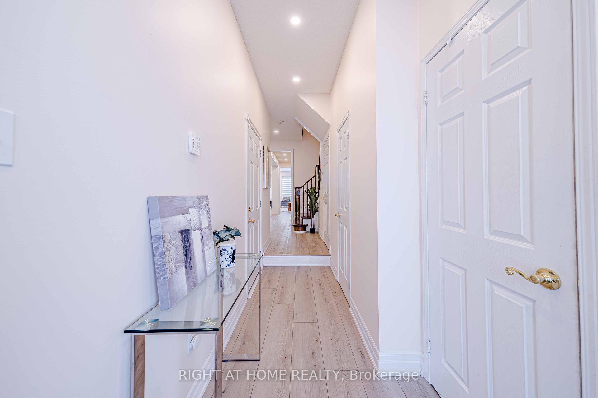 Photo 4 of 128 Laramie Crescent, Vaughan, Patterson — HOMEH