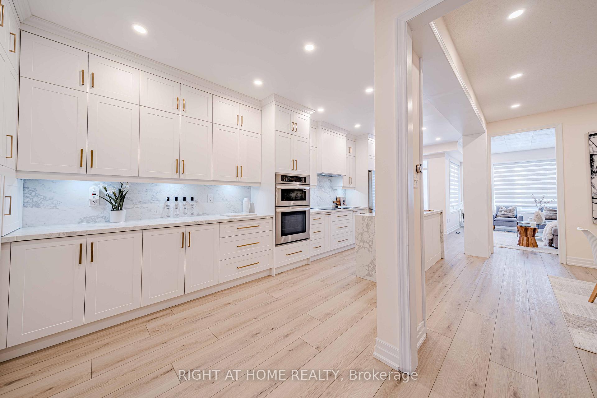 Photo 5 of 128 Laramie Crescent, Vaughan, Patterson — HOMEH