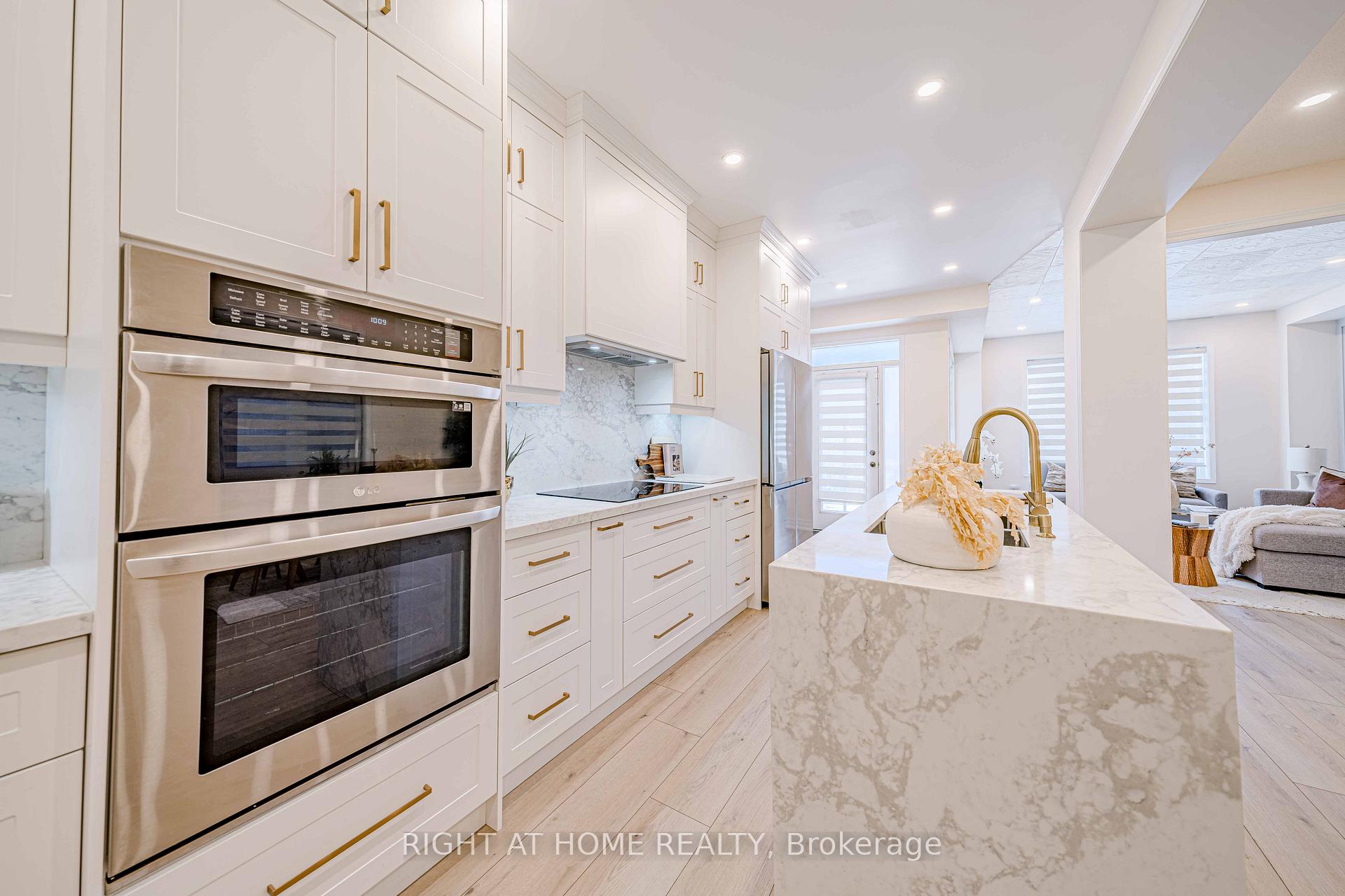 Photo 7 of 128 Laramie Crescent, Vaughan, Patterson — HOMEH