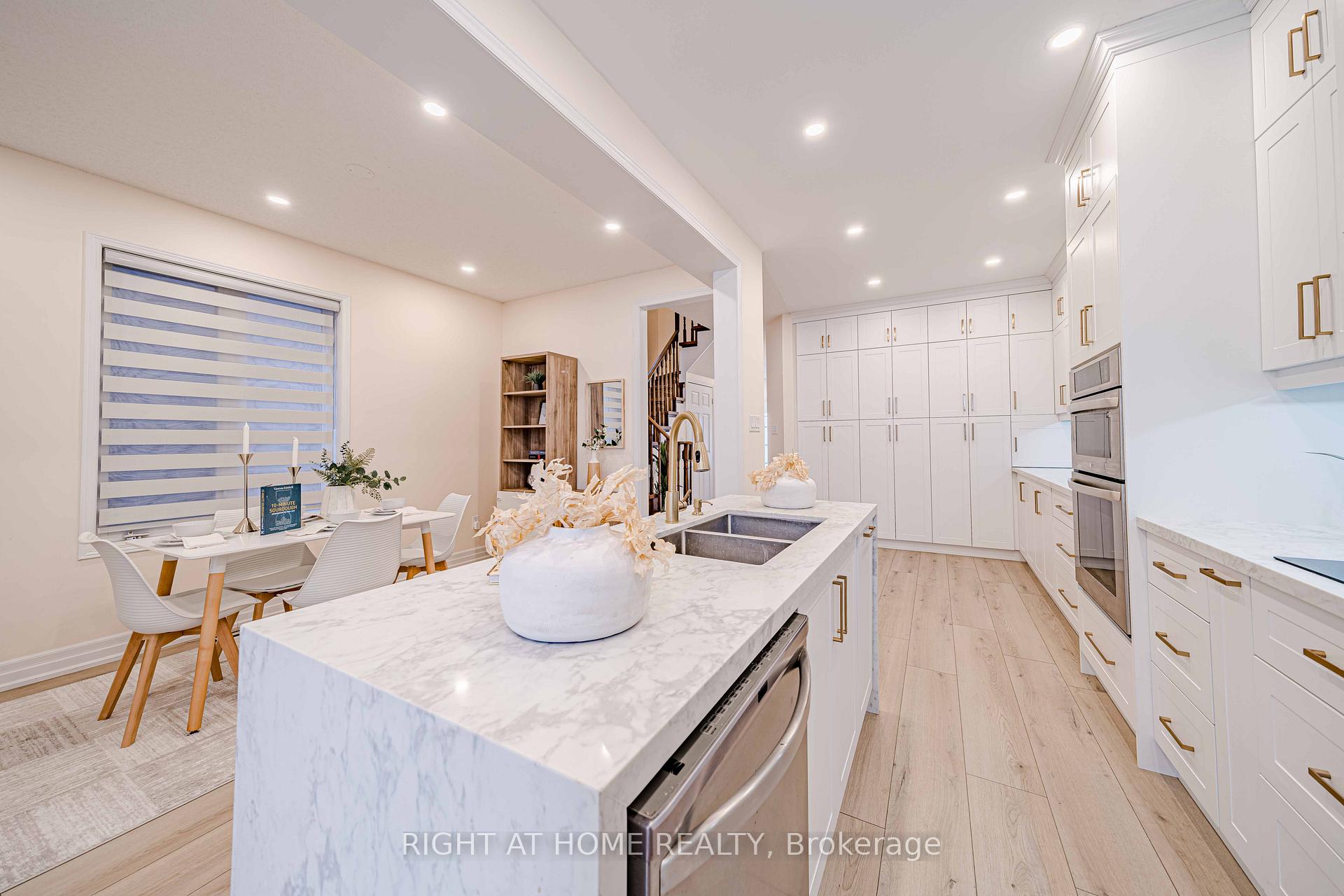 Photo 8 of 128 Laramie Crescent, Vaughan, Patterson — HOMEH