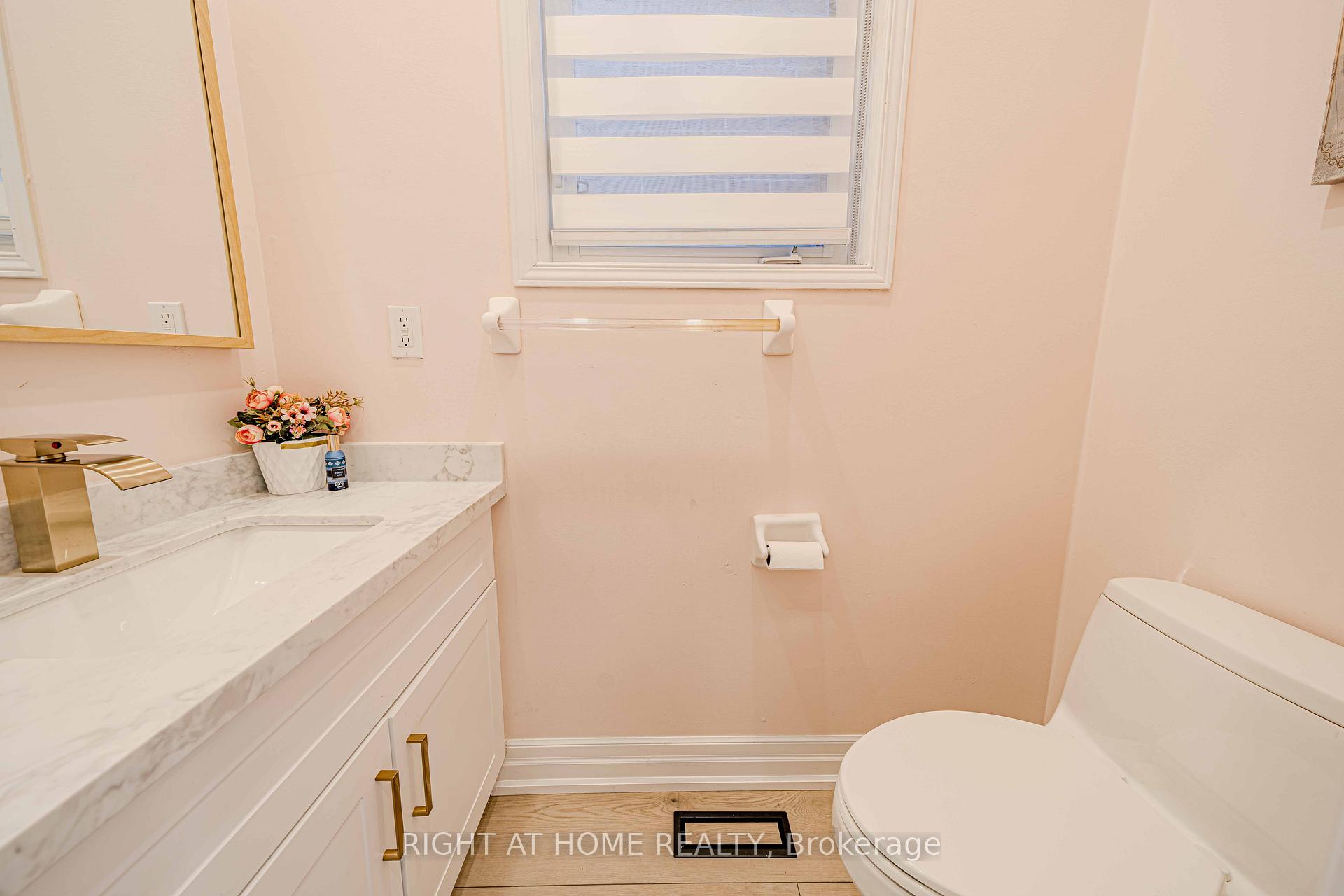 Photo 14 of 128 Laramie Crescent, Vaughan, Patterson — HOMEH