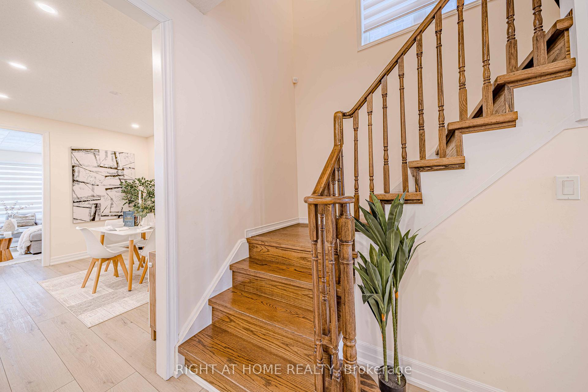 Photo 15 of 128 Laramie Crescent, Vaughan, Patterson — HOMEH
