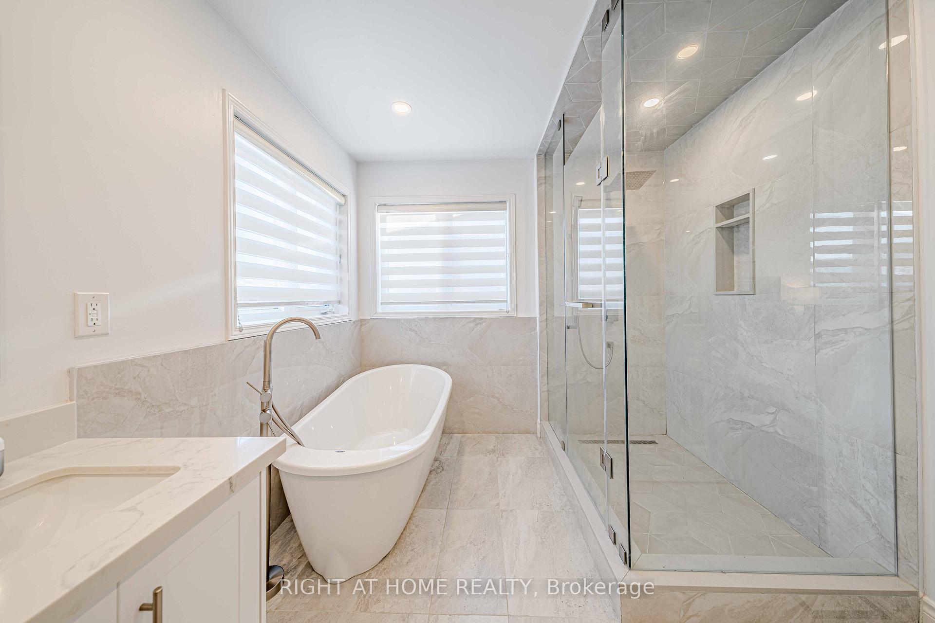 Photo 23 of 128 Laramie Crescent, Vaughan, Patterson — HOMEH