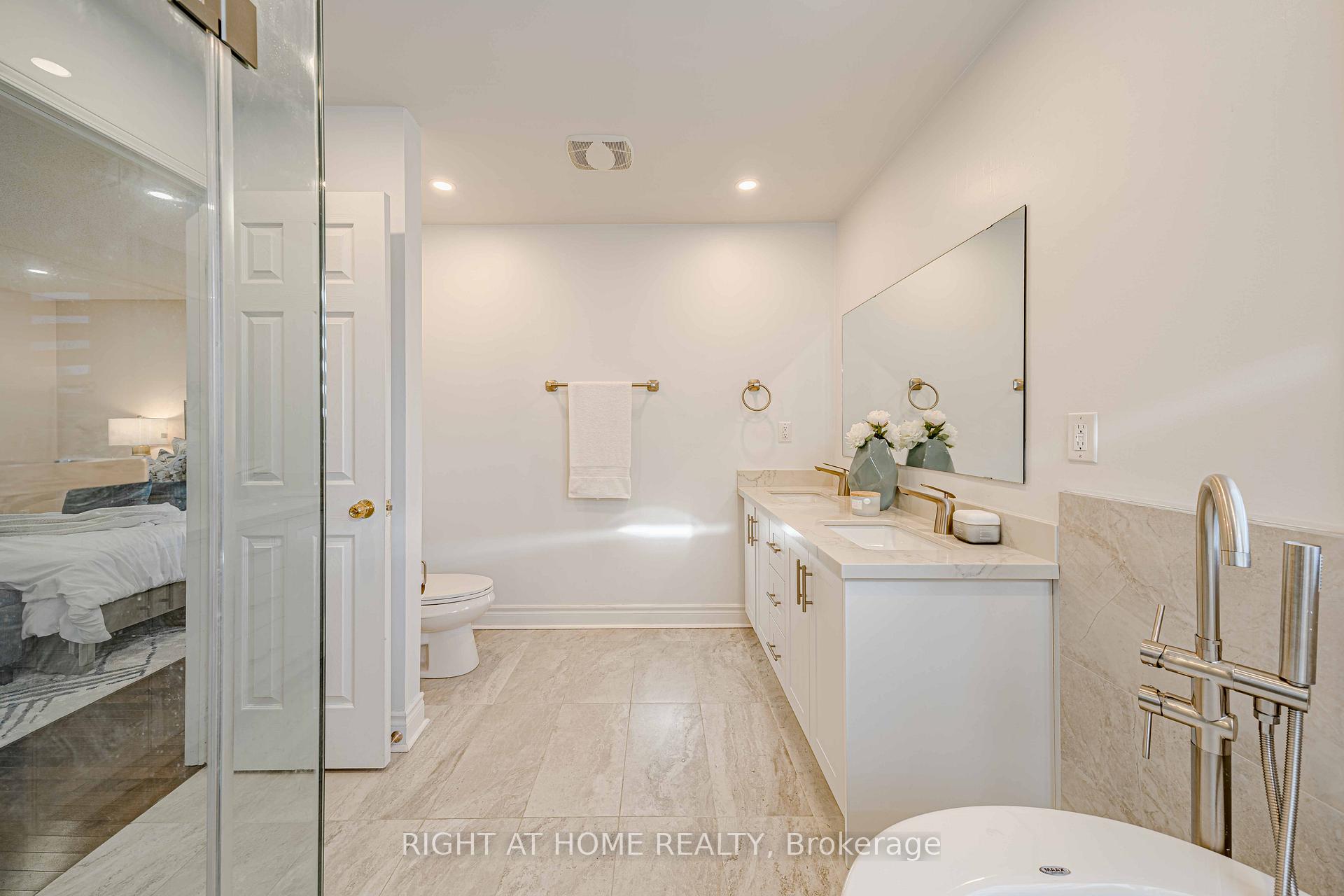 Photo 24 of 128 Laramie Crescent, Vaughan, Patterson — HOMEH