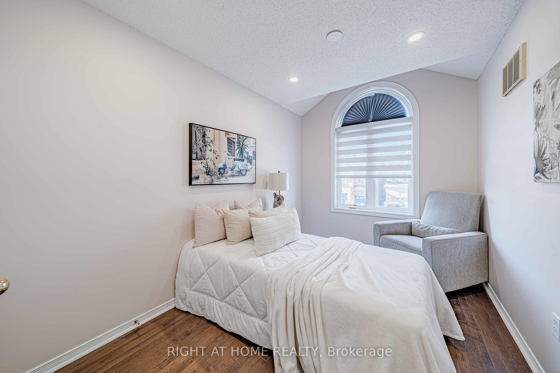 Photo 27 of 128 Laramie Crescent, Vaughan, Patterson — HOMEH