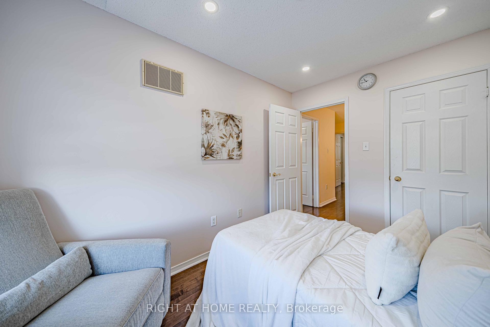 Photo 28 of 128 Laramie Crescent, Vaughan, Patterson — HOMEH
