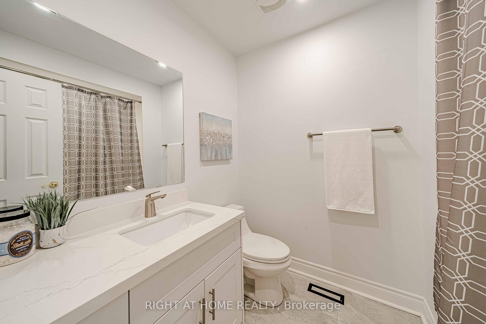 Photo 29 of 128 Laramie Crescent, Vaughan, Patterson — HOMEH