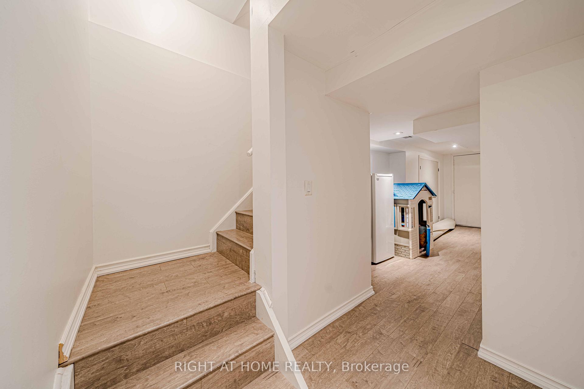 Photo 30 of 128 Laramie Crescent, Vaughan, Patterson — HOMEH