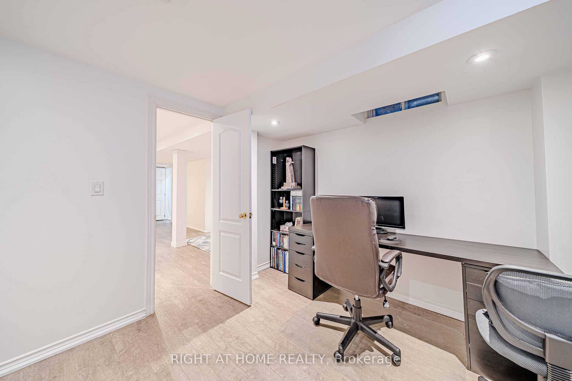 Photo 36 of 128 Laramie Crescent, Vaughan, Patterson — HOMEH