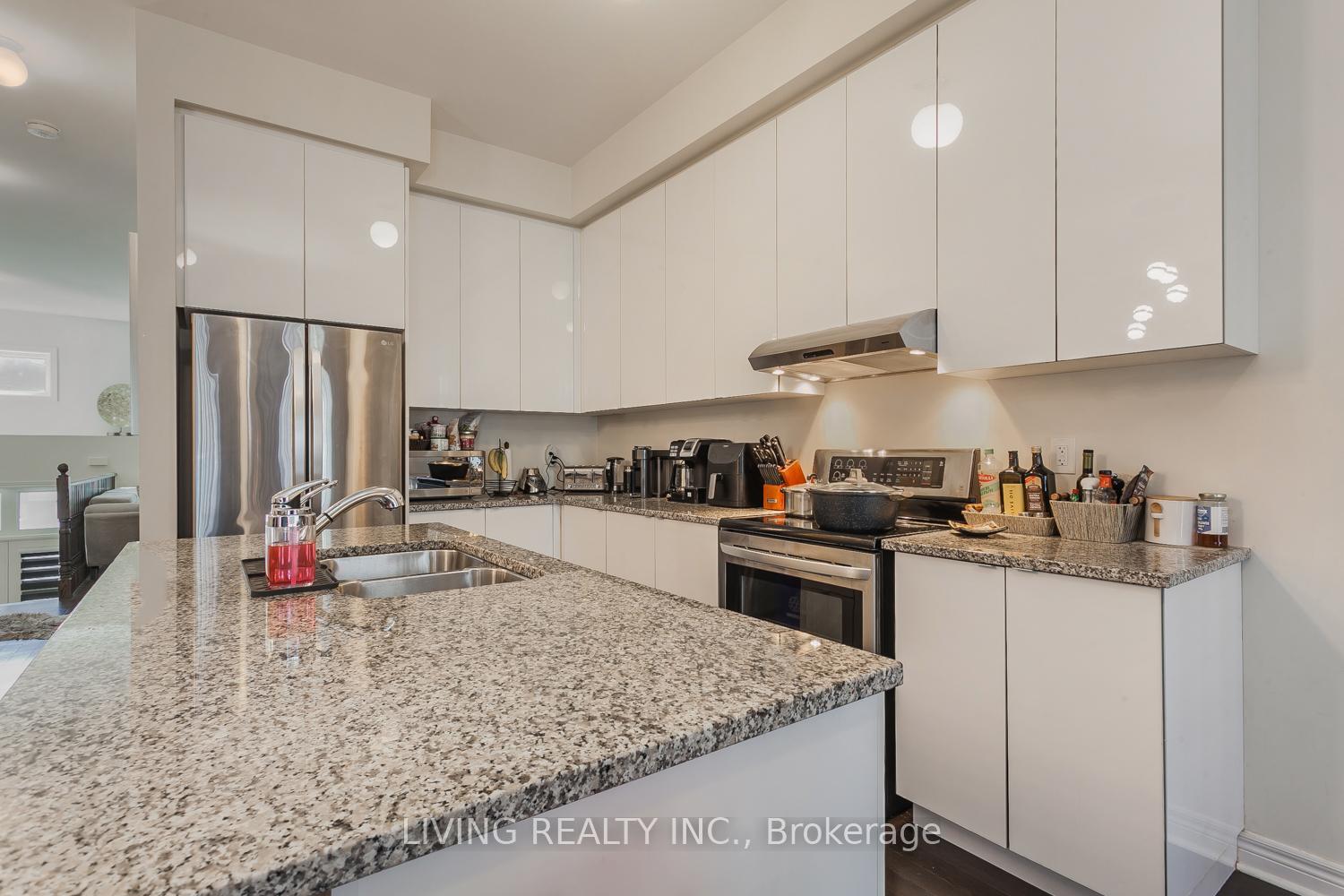 Photo 27 of 38 Laskin Drive, Vaughan, Patterson — HOMEH