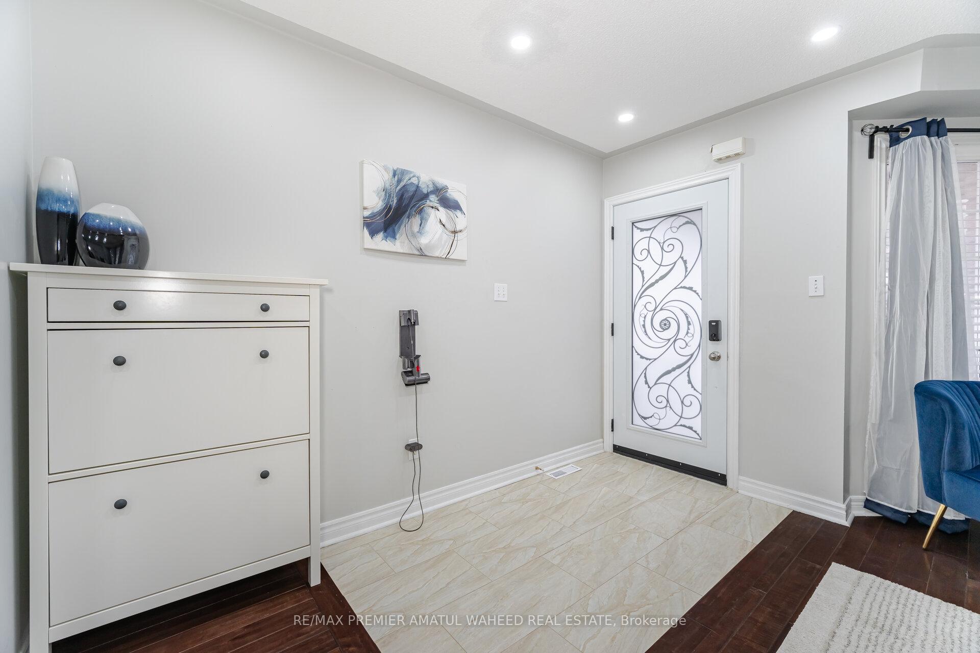 Photo 4 of 43 Windward Crescent, Vaughan, Vellore Village — HOMEH