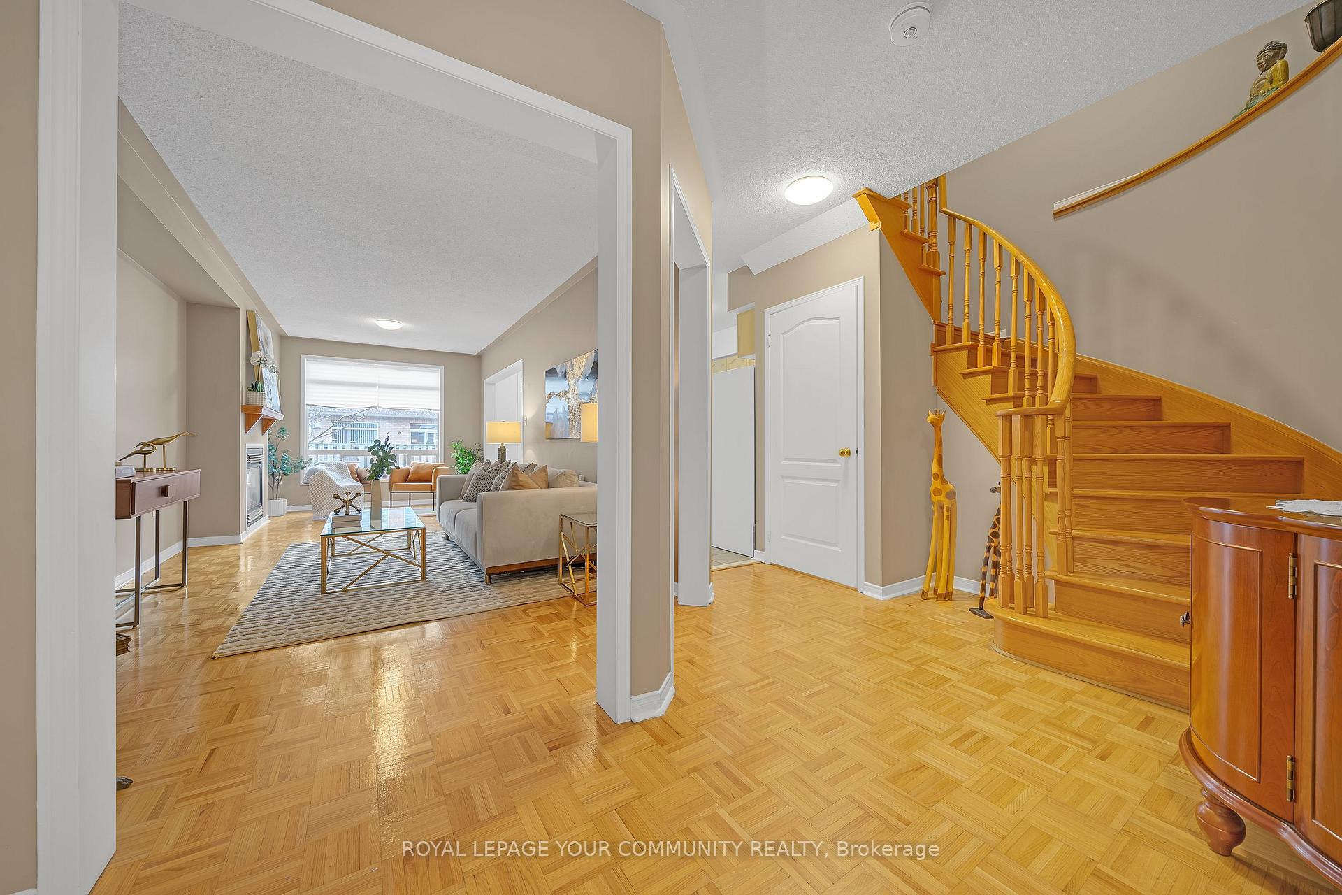 Photo 3 of 28 Haymer Drive, Vaughan, Maple — HOMEH