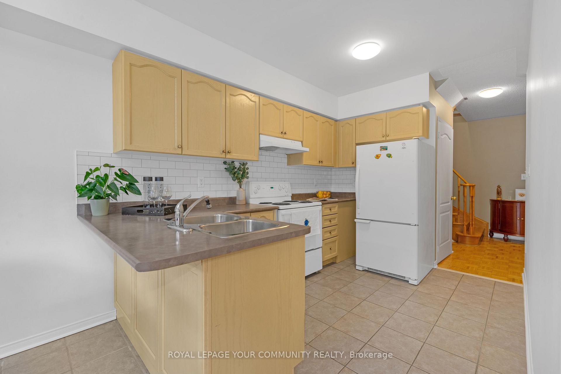 Photo 10 of 28 Haymer Drive, Vaughan, Maple — HOMEH