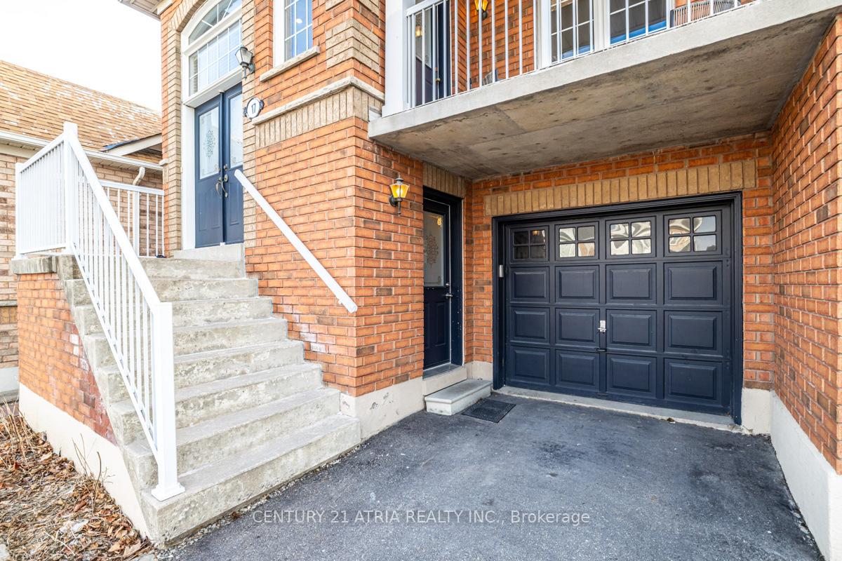 Photo 3 of 17 Macbride Crescent, Vaughan, Maple — HOMEH