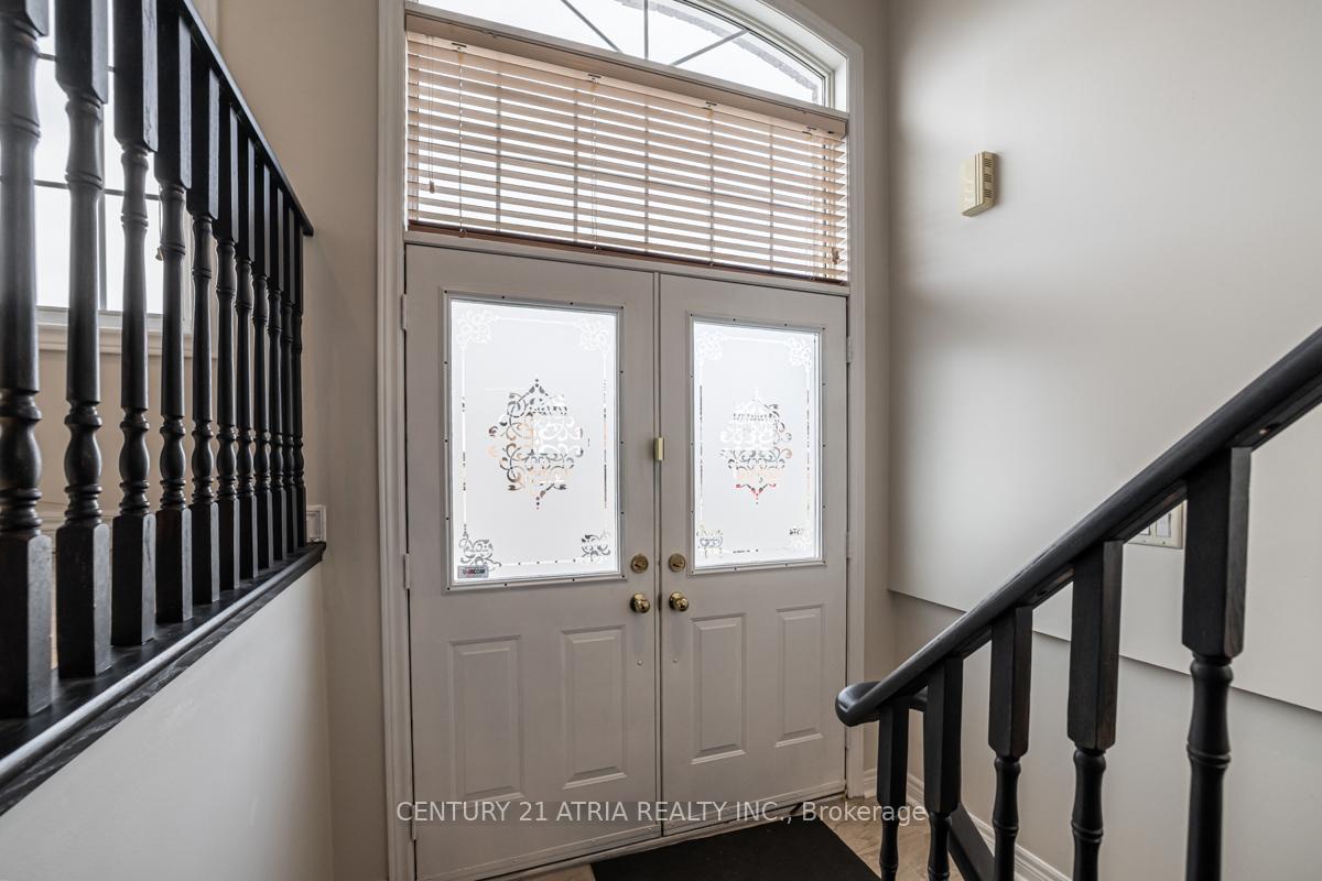Photo 4 of 17 Macbride Crescent, Vaughan, Maple — HOMEH