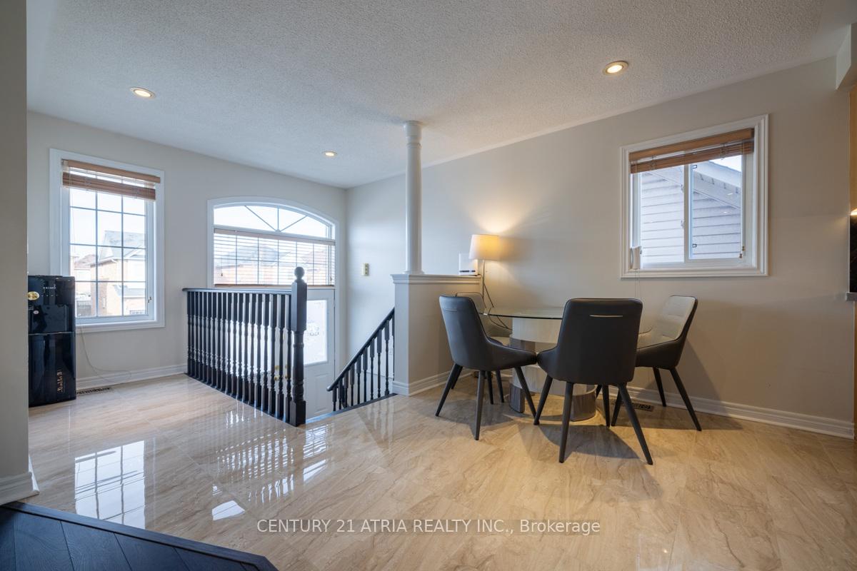 Photo 5 of 17 Macbride Crescent, Vaughan, Maple — HOMEH