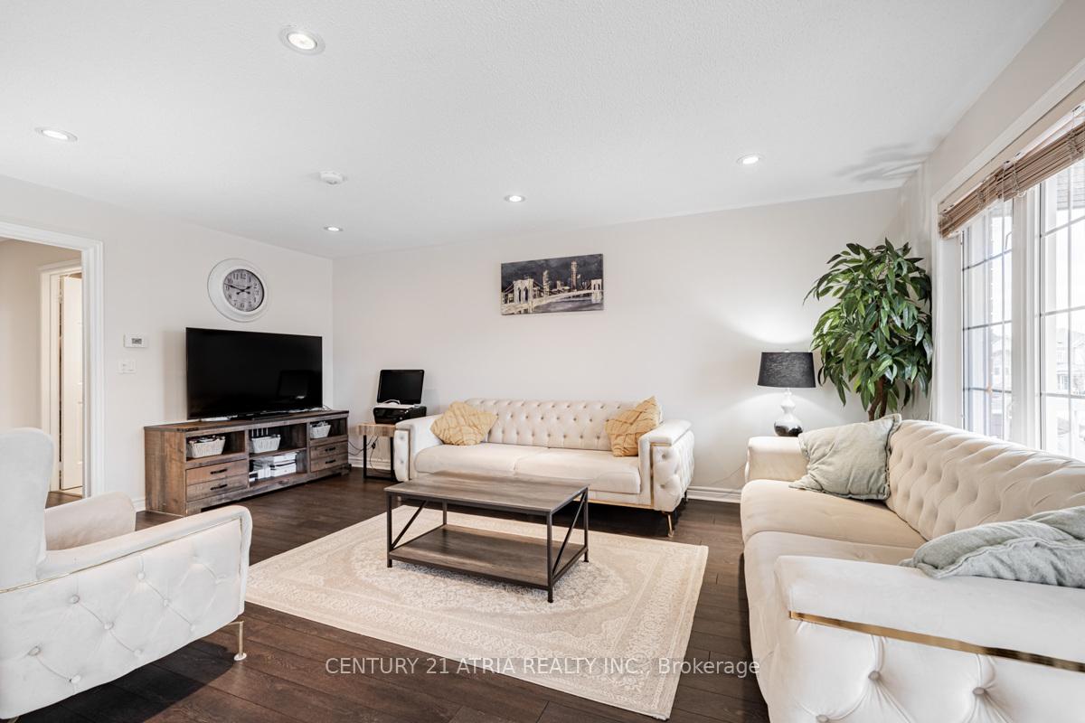 Photo 6 of 17 Macbride Crescent, Vaughan, Maple — HOMEH