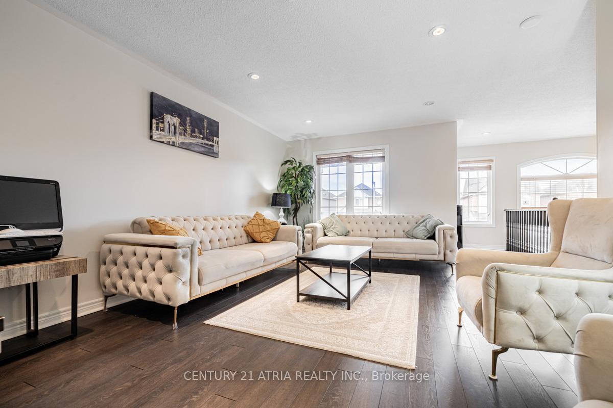 Photo 7 of 17 Macbride Crescent, Vaughan, Maple — HOMEH