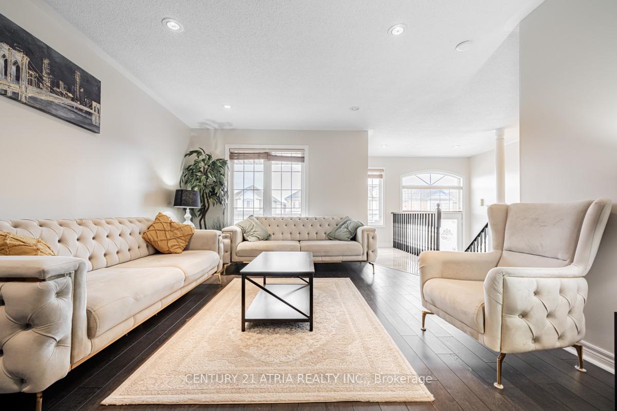 Photo 8 of 17 Macbride Crescent, Vaughan, Maple — HOMEH
