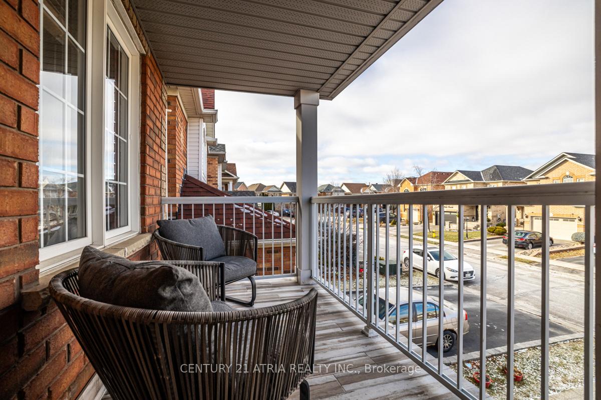 Photo 9 of 17 Macbride Crescent, Vaughan, Maple — HOMEH