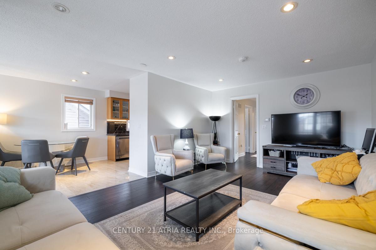Photo 10 of 17 Macbride Crescent, Vaughan, Maple — HOMEH