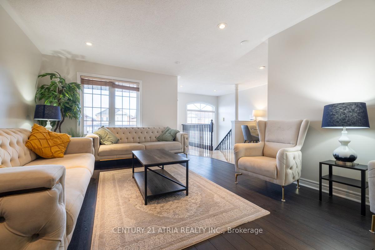 Photo 11 of 17 Macbride Crescent, Vaughan, Maple — HOMEH