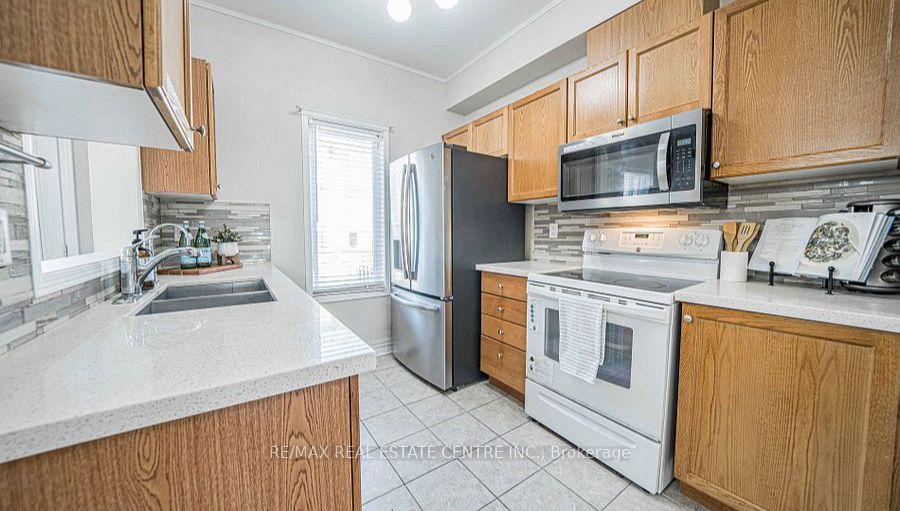 Photo 16 of 26 Marjoram Drive, Ajax, South East — HOMEH