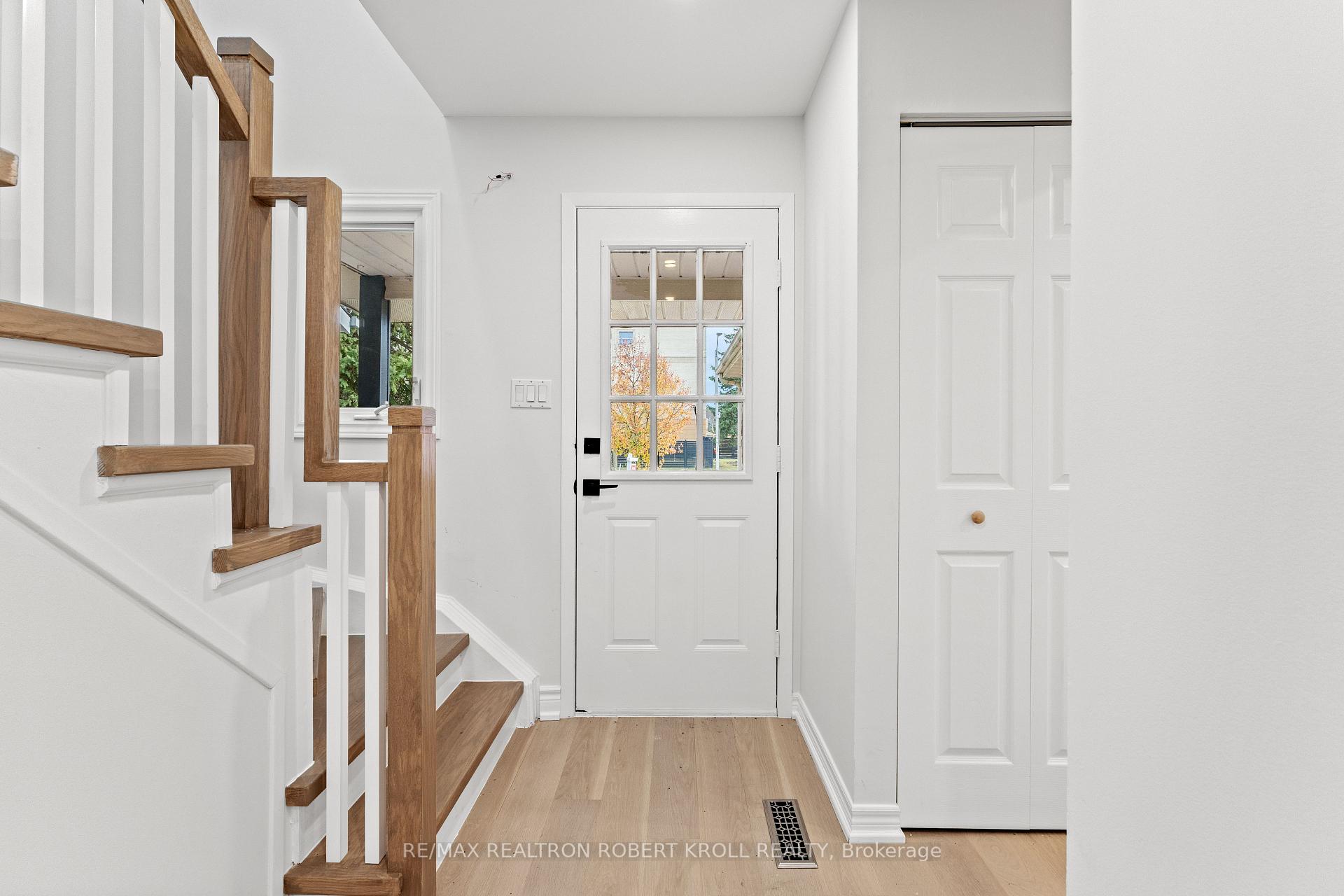 Photo 2 of 31 York Hill Boulevard, Vaughan, Crestwood-Springfarm-Yorkhill — HOMEH