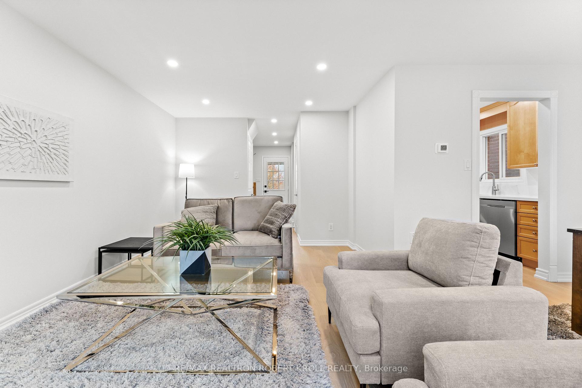 Photo 3 of 31 York Hill Boulevard, Vaughan, Crestwood-Springfarm-Yorkhill — HOMEH