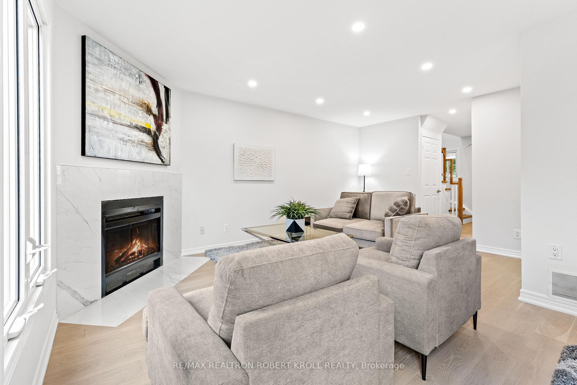 Photo 4 of 31 York Hill Boulevard, Vaughan, Crestwood-Springfarm-Yorkhill — HOMEH