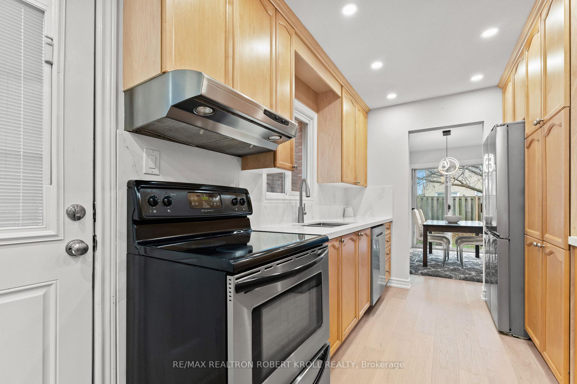 Photo 7 of 31 York Hill Boulevard, Vaughan, Crestwood-Springfarm-Yorkhill — HOMEH