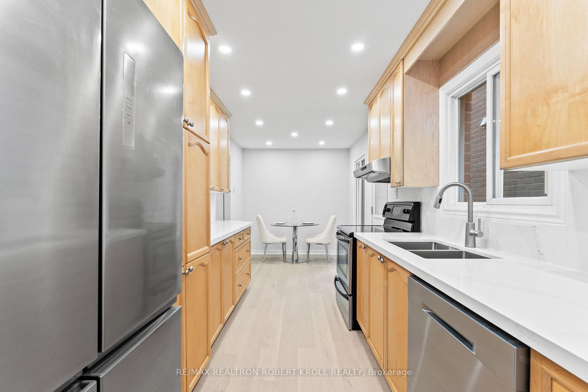 Photo 8 of 31 York Hill Boulevard, Vaughan, Crestwood-Springfarm-Yorkhill — HOMEH