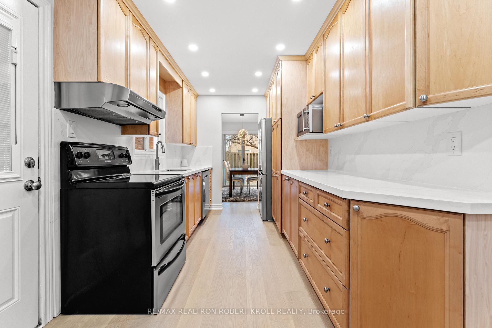 Photo 9 of 31 York Hill Boulevard, Vaughan, Crestwood-Springfarm-Yorkhill — HOMEH
