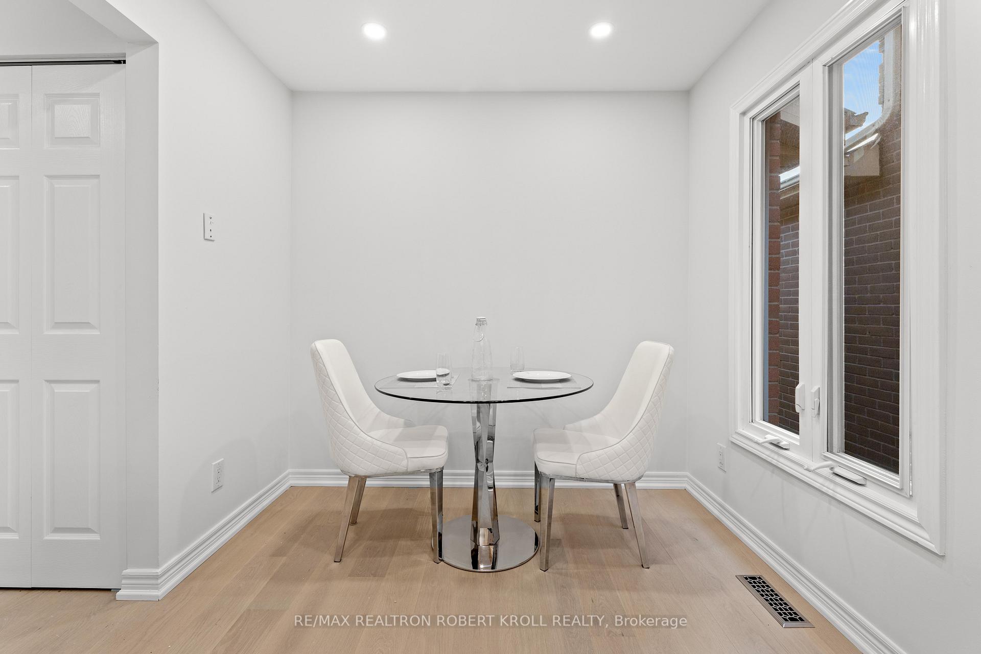 Photo 10 of 31 York Hill Boulevard, Vaughan, Crestwood-Springfarm-Yorkhill — HOMEH
