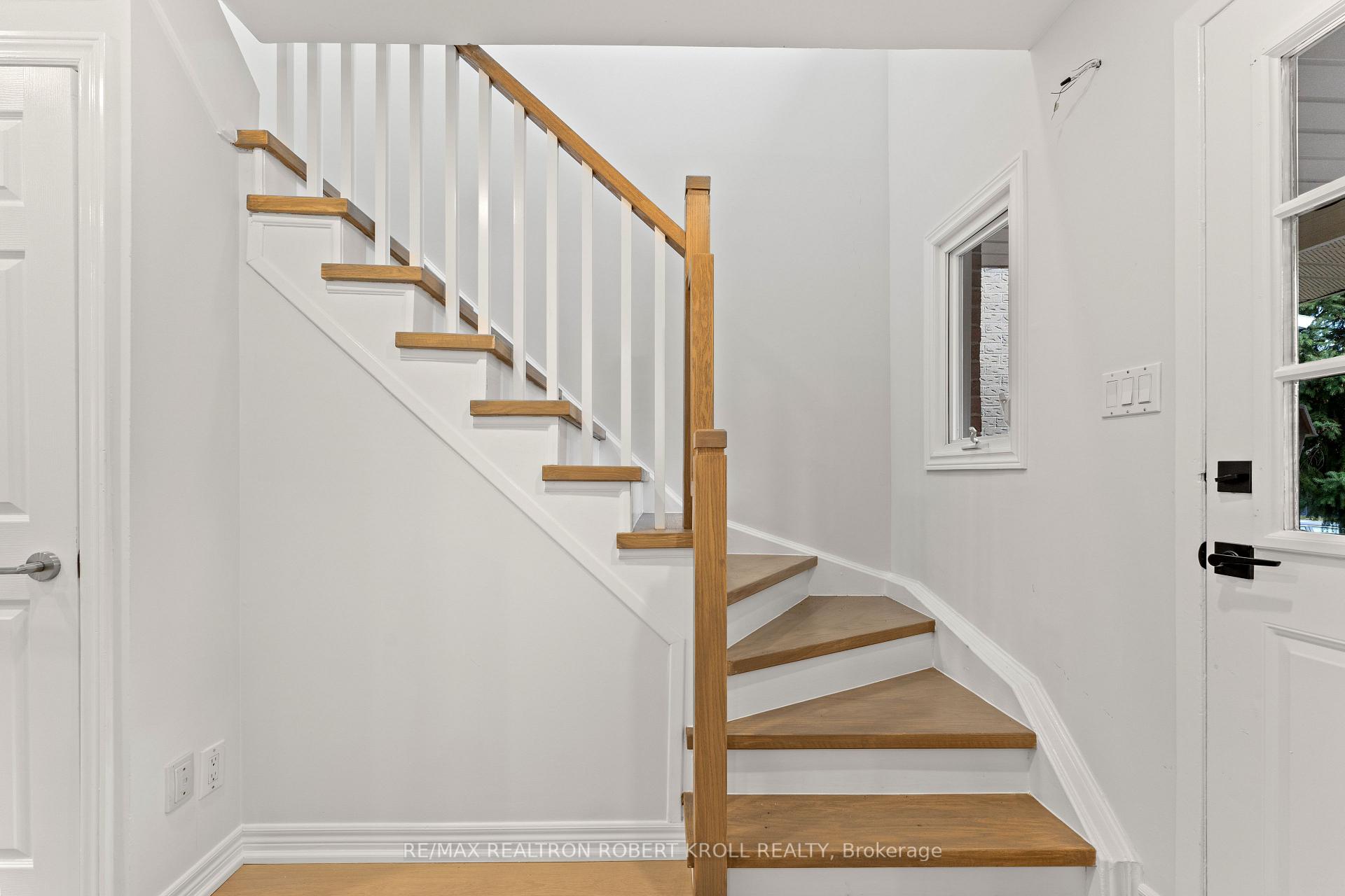 Photo 12 of 31 York Hill Boulevard, Vaughan, Crestwood-Springfarm-Yorkhill — HOMEH